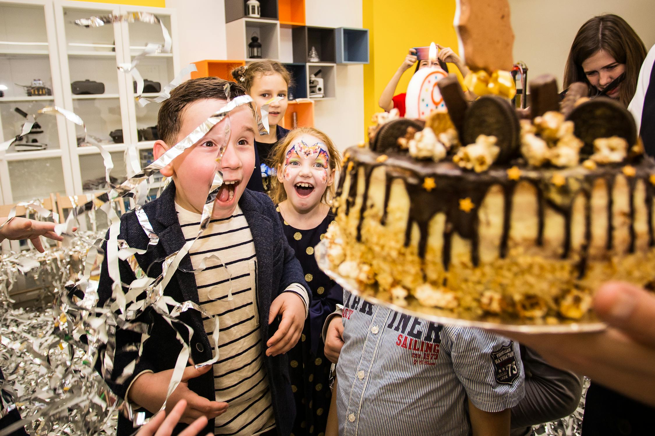 [一个现代化购物中心内部的宽阔中庭，人流穿梭，两侧是明亮的品牌店铺，整体氛围时尚繁荣。](https://cdn.88hd.cn/dfe24ad159734692b4000bed627710af/upload/path/20251212/20251212120533978.png)