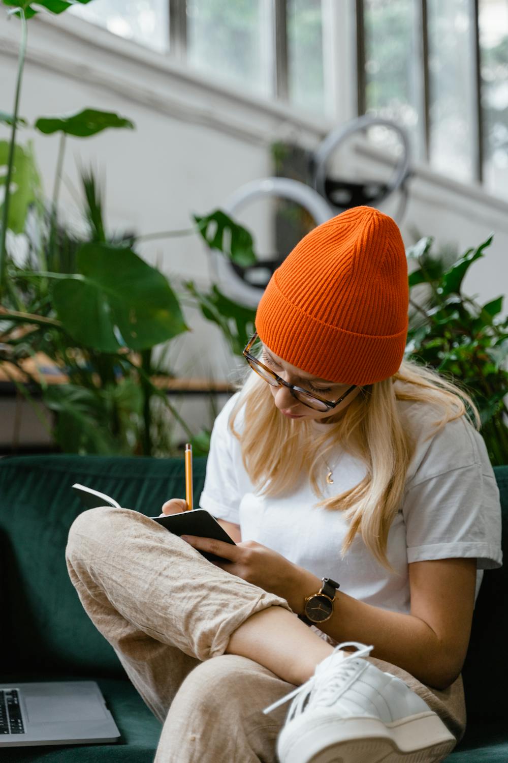 商务人士在数字屏幕前讨论