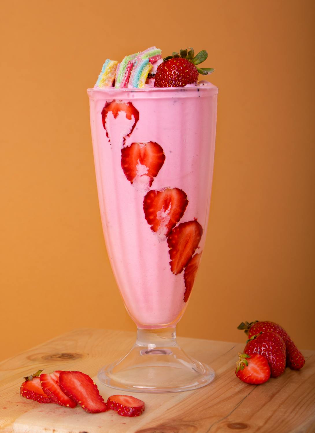 团队在办公室协作查看数据