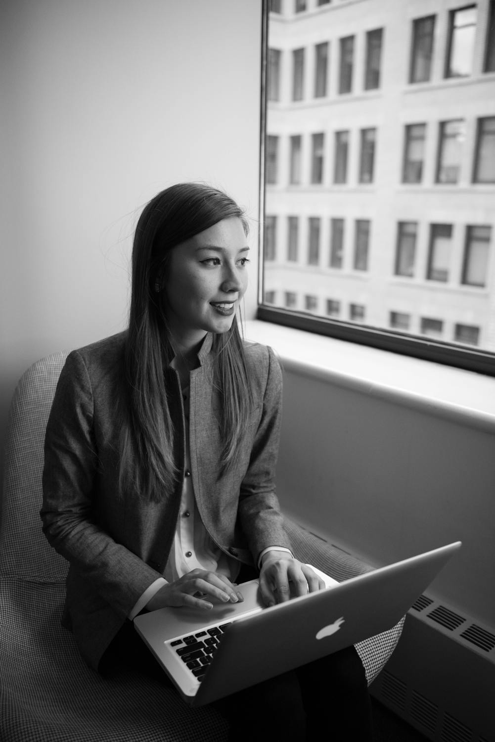 商务会谈场景：团队在会议室讨论会员增长策略